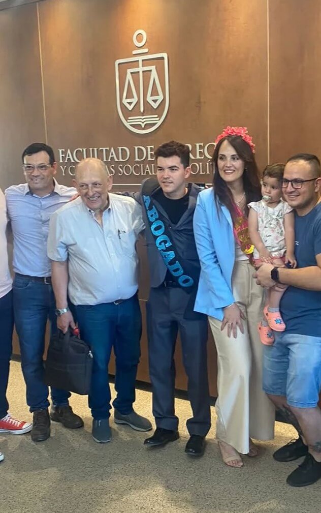 Luciano Gonzalez Coll festejando haberse recibido de abogado.