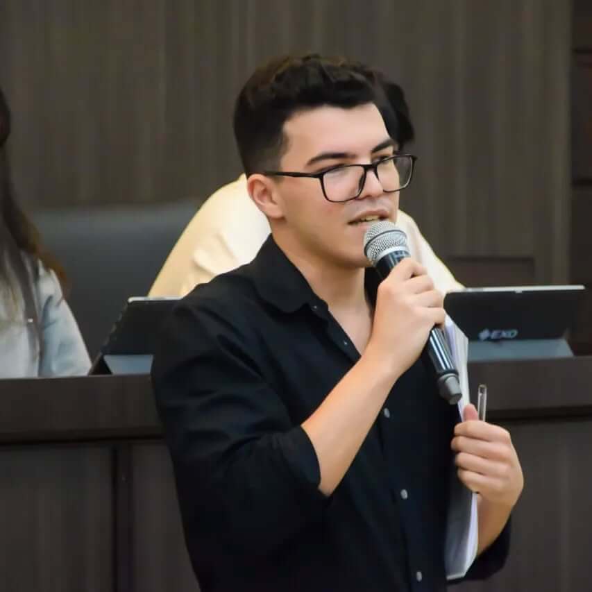 Luciano Gonzalez Coll hablando con un microfono en la HCD