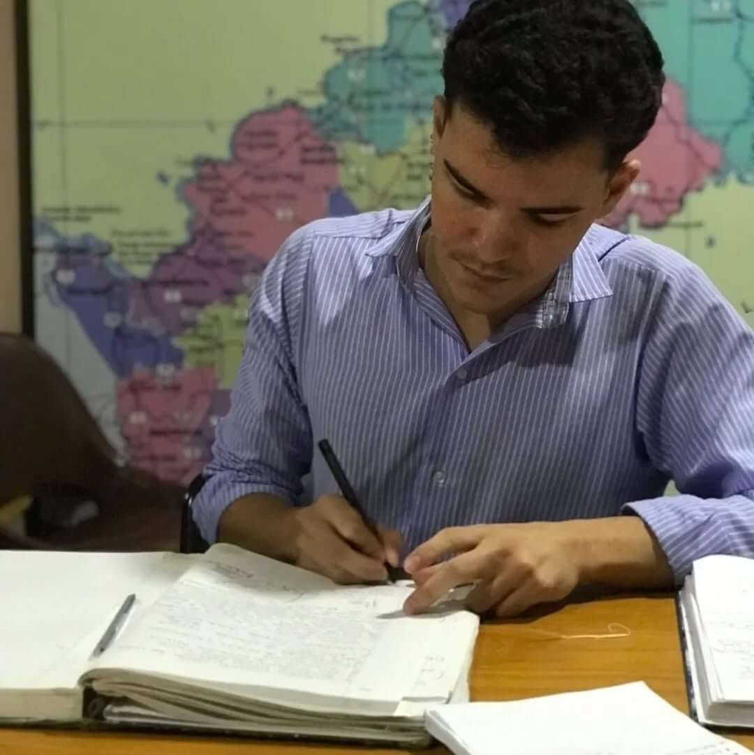 Luciano Gonzalez Coll escrbiendo algo en un libro