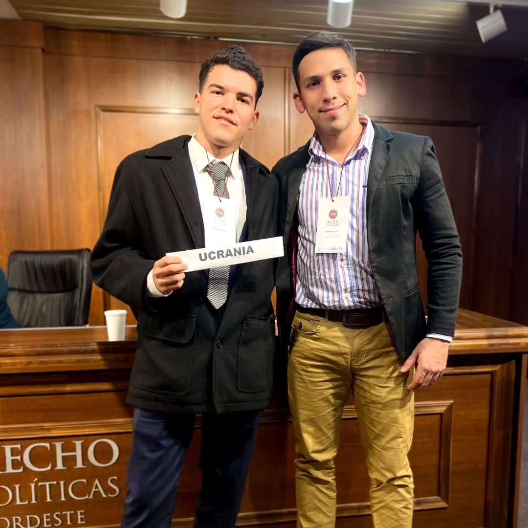 Luciano Gonzalez Coll posando con un compañero luego de realizar un simulacro de juicio